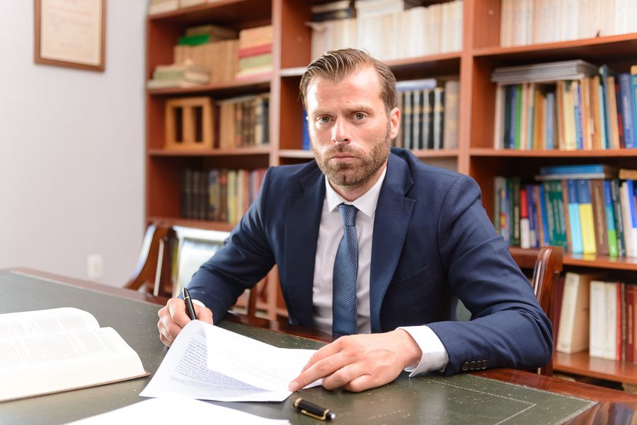 Jesús Velis, abogado penalista en Valencia, en su despacho