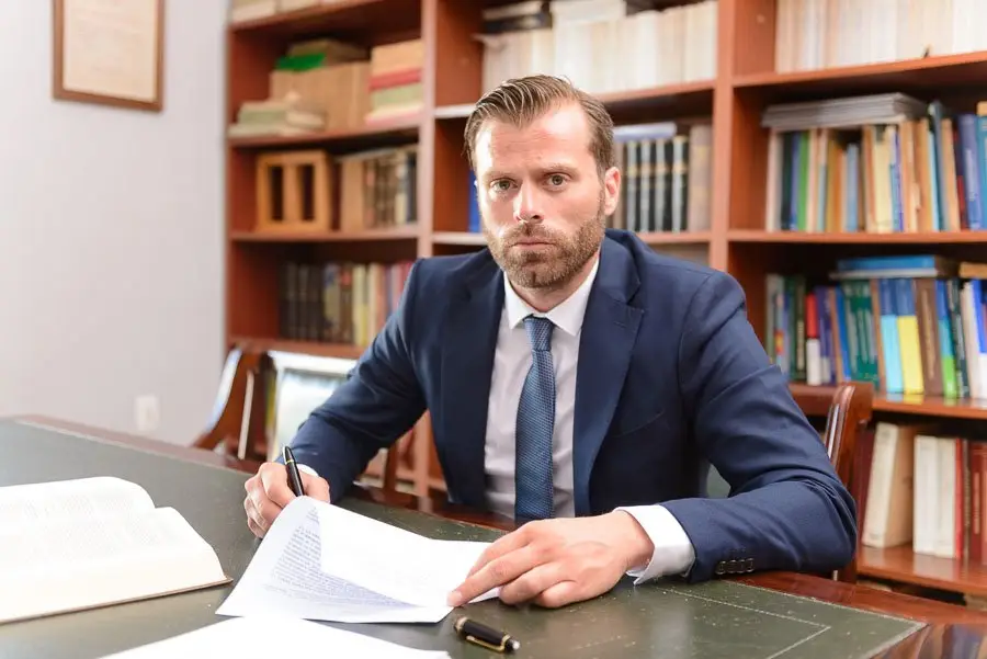 Jesús Velis, abogado penalista en Valencia, en su despacho